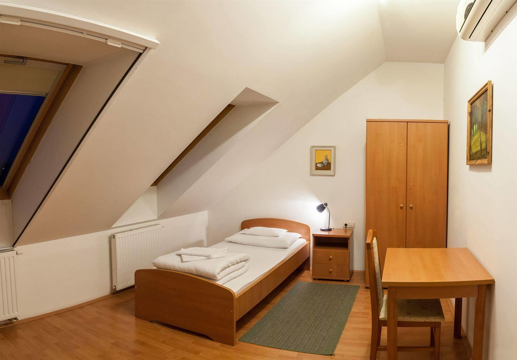 Malom Panzio Bed & Breakfast Kiskunfelegyhaza Exterior photo