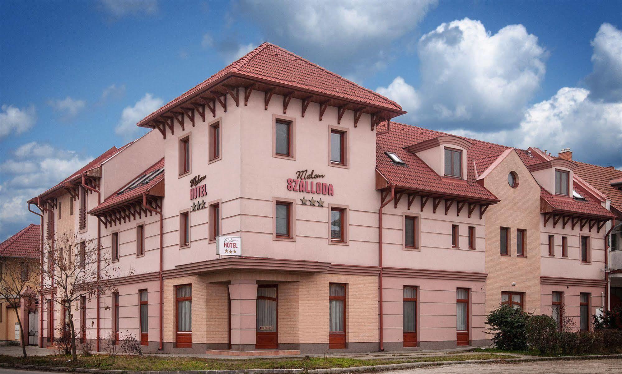 Malom Panzio Bed & Breakfast Kiskunfelegyhaza Exterior photo